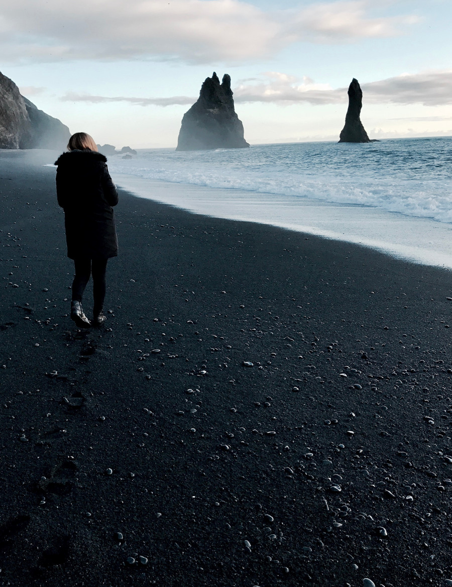 Plajele cu nisip negru bazaltic, faimoase in Islanda