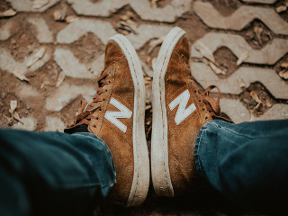 Cum sa cureti petele de grasime de pe pantofii sport din piele intoarsa