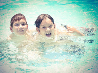 Intoteauna sa fii cu ochii pe copil cand este in apa