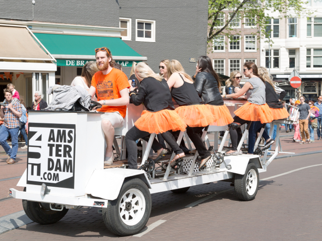 S-au interzis asa-numitele "beer bikes"