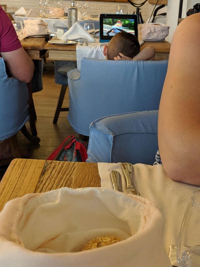 Momentul in care un copil se uita la desene cu volum ridicat in restaurant