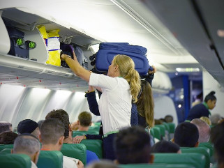 "Ma puteti ajuta cu bagajul?"