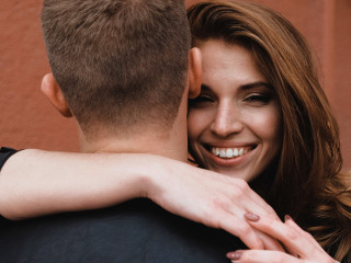 Franta: Imbratisarea este considerata mai intima decat sarutul