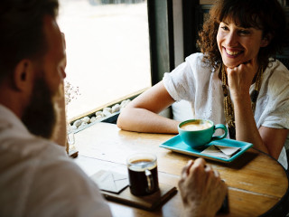 Mentii contactul vizual prea mult timp