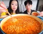 Trendul mukbang