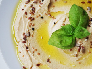 Hummus cu muguri de pin