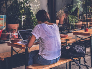 Ocupi o masa prea mare doar pentru tine