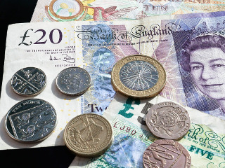 Lira sterlina este cea mai veche moneda folosita si azi