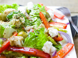 Salata de Caesar a fost inventata in Mexic de un barbat jumatate italian, jumatate american pe nume Caesar