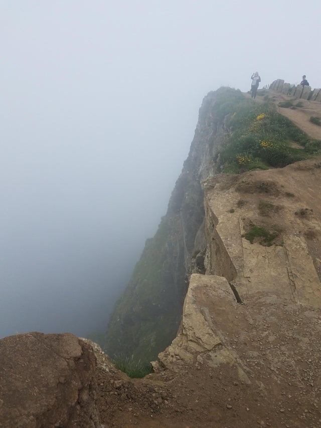 Au zburat 8 ore si au mai mers o ora cu autobuzul pentru a vedea Stancile din Moher. Rezultatul: