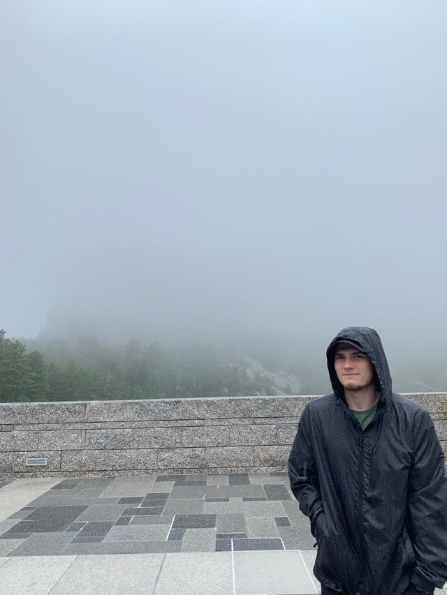 A ajuns, in sfarsit, la Muntele Rushmore, insa vremea nu a fost de partea lui