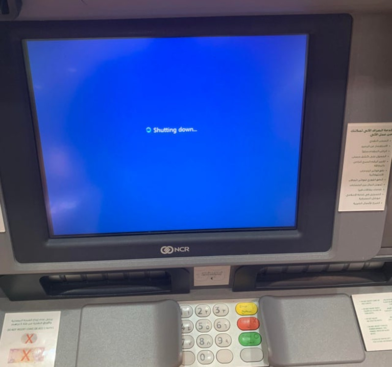Cand ATM-ul se inchide inainte de a returna cardul