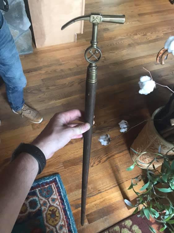 Un baston, desprins parca din filme