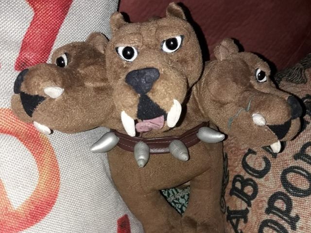 O fetita s-a indragostit de aceasta jucarie de plus