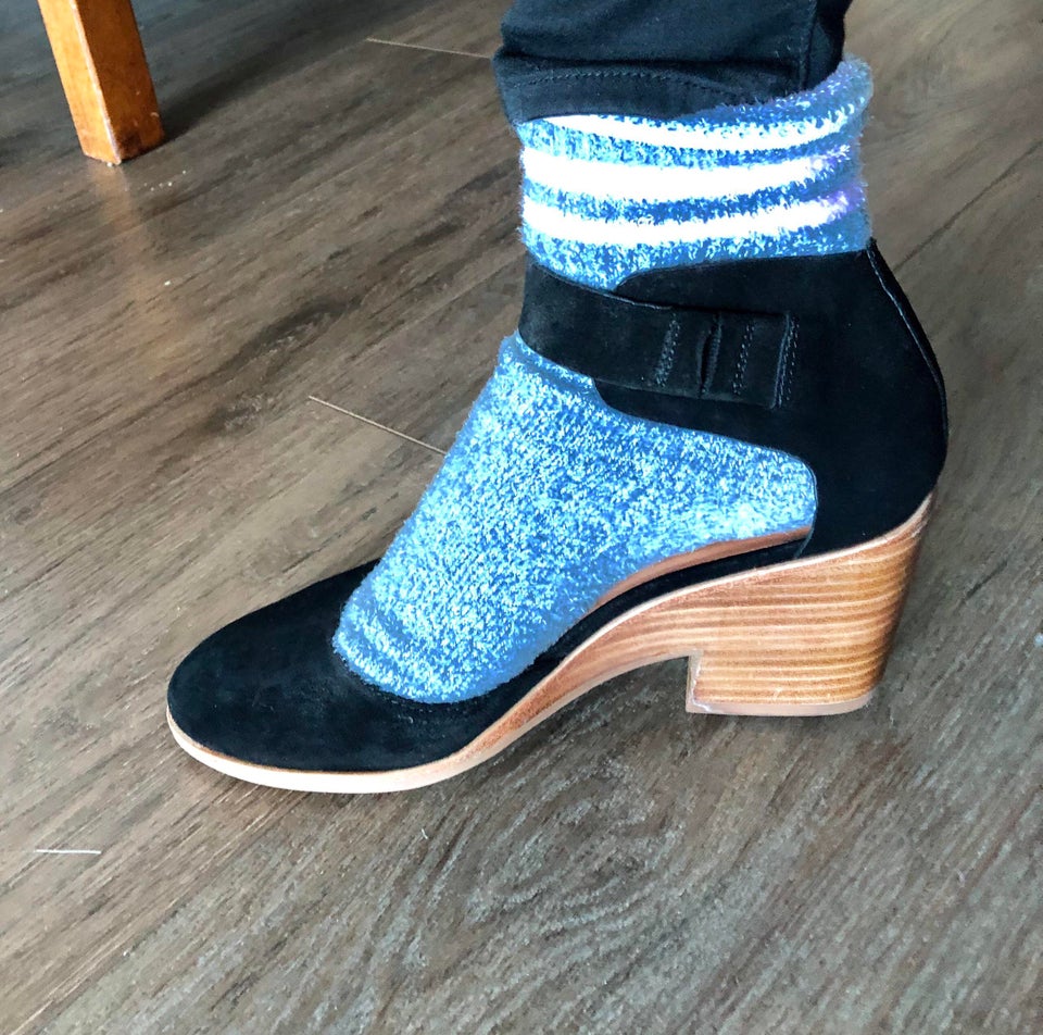 Sosetele din lana sunt perfecte pentru a largi pantofii recent cumparati