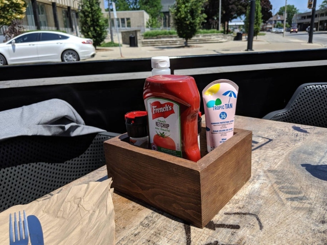 Restaurantul care pune la dispozitie crema de soare pentru cei care servesc mancarea afara