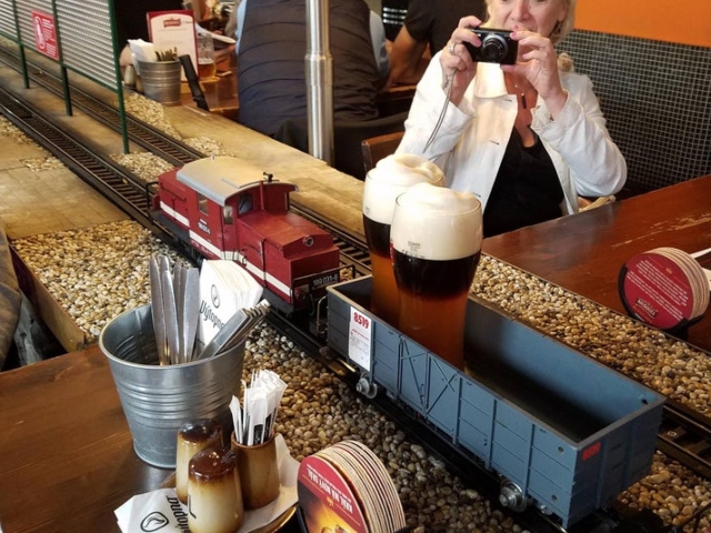 Livrarea bauturii se face aici cu niste trenulete care se plimba pe sine