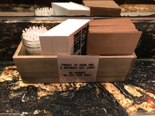 Daca ai uitat sa iei felicitari de ziua mamei, un restaurant pune gratuit unele la dispozitie