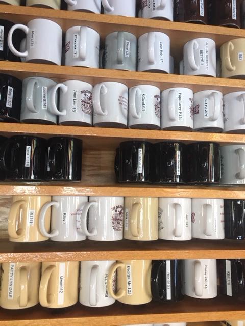 Cani personalizate pentru cei mai fideli clienti ai acestui local