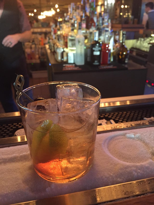 Restaurantul care iti pastreaza bautura rece, pentru ca are un suport cu gheata