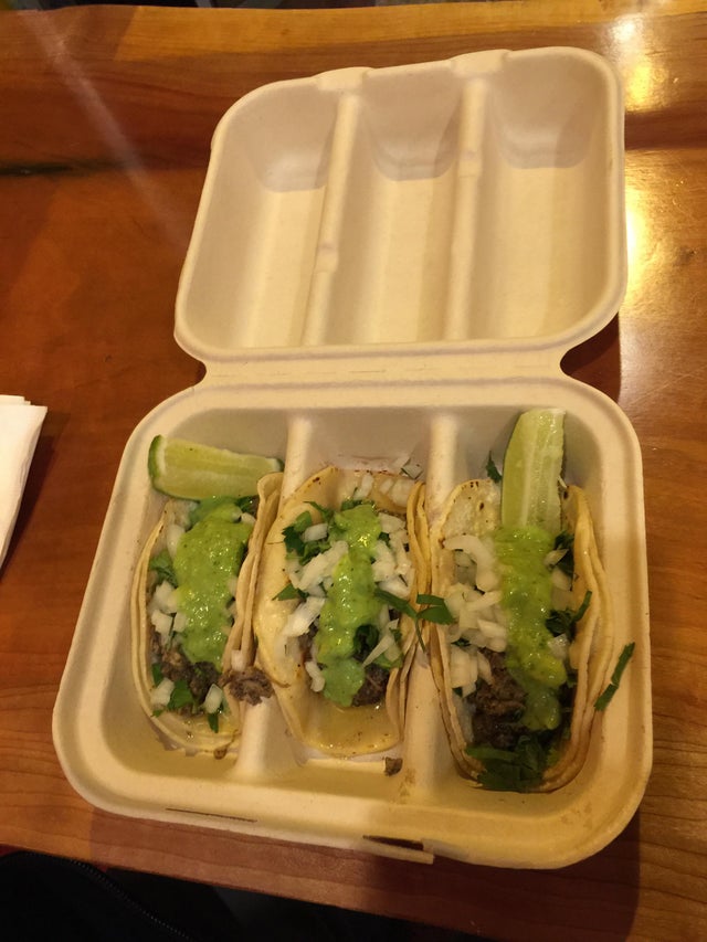 Restaurantul care are cutii cu sectiuni separate pentru fiecare taco, daca iei mancarea la pachet