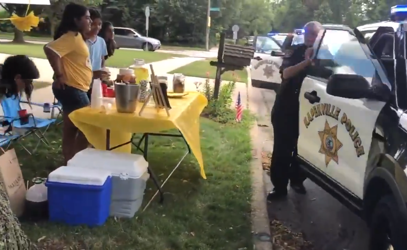 O fetita a avut paza la vanzarea de limonada