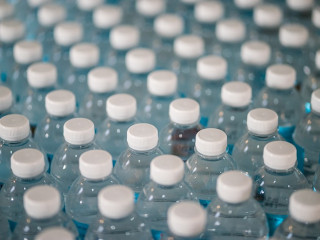 Sticlele de plastic sunt pline de microplastic