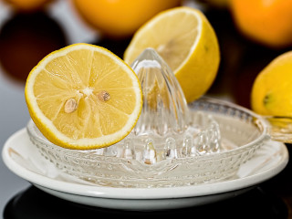 Obtine mai mult suc de lamaie