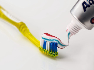 Spala-te pe dinti cu mana pe care o folosesti mai putin