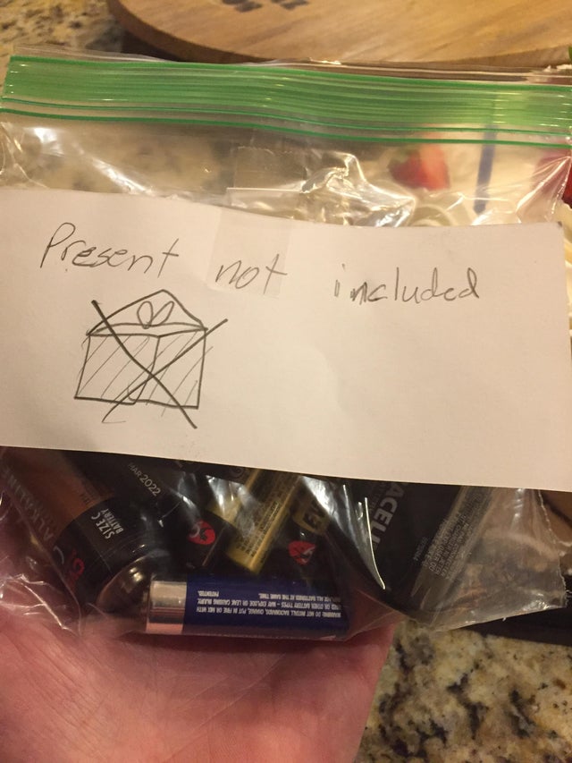 A primit jucarii fara baterii, iar acum a dat bateriile fara cadou inclus