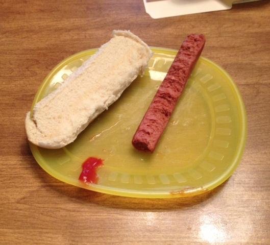 Ii spui sa manance jumatate de hot dog ca sa se uite la televizor. Si face intocmai