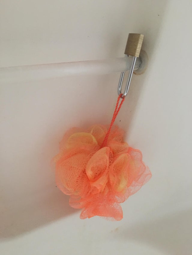 Un baietel si-a securizat buretele de baie cu un lacat, sa se asigure ca nu il va mai folosi altcineva