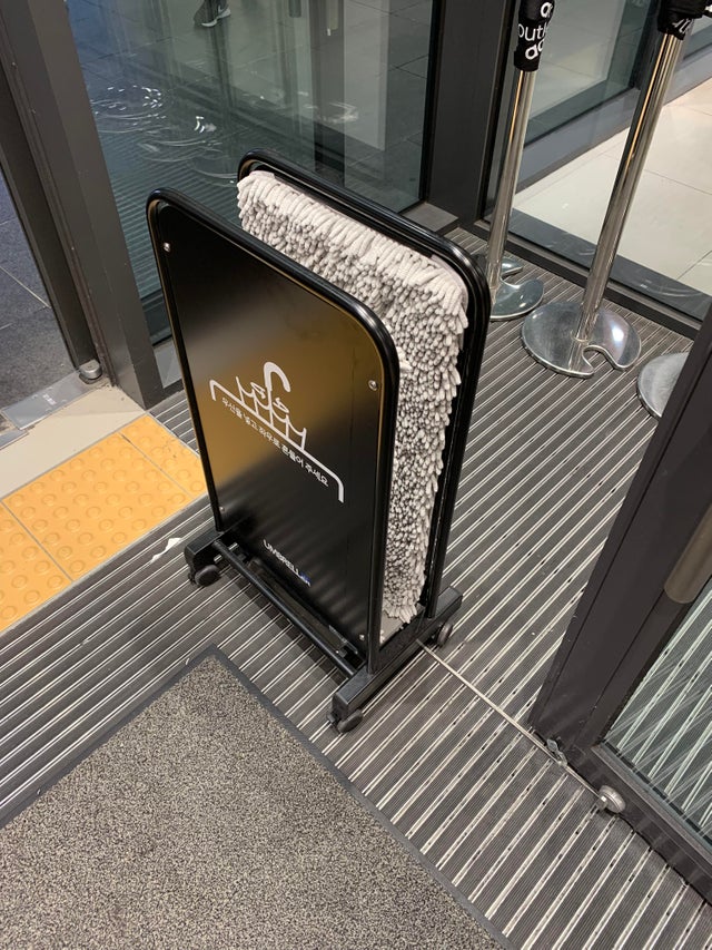 Aceasta masinarie iti usuca umbrela instant, pentru a nu face dare de apa peste tot