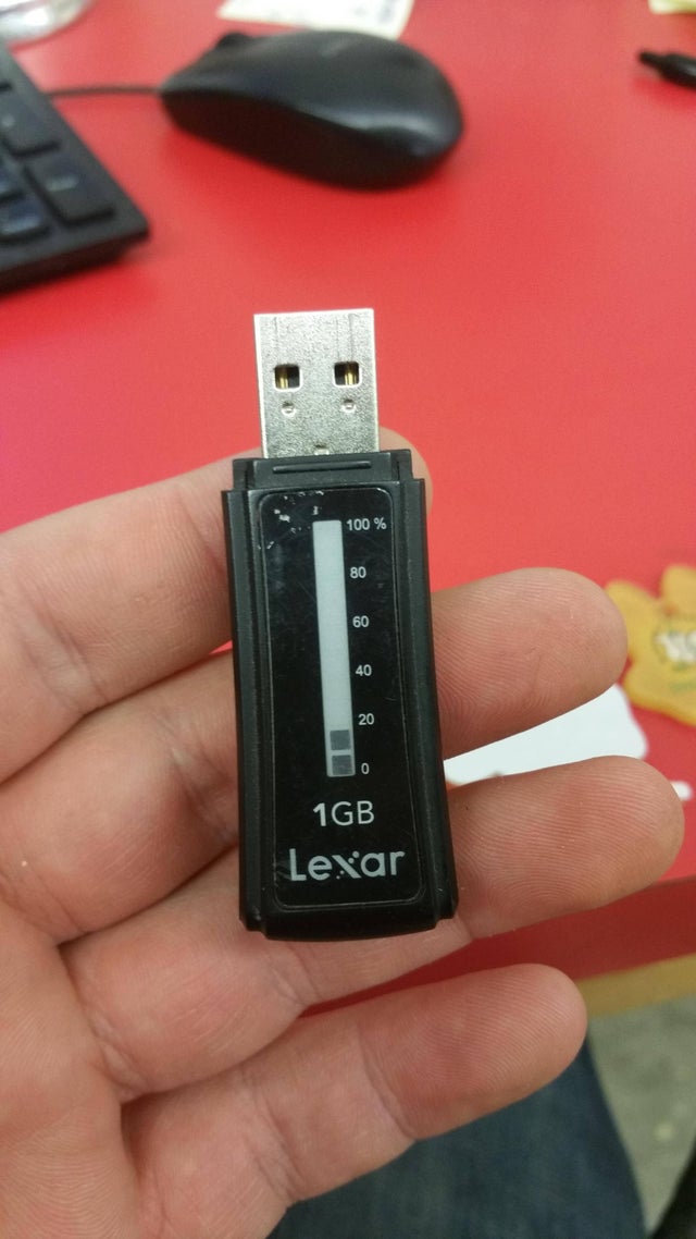 Acest memory stick iti spune cat spatiu de memorie mai ai pe el