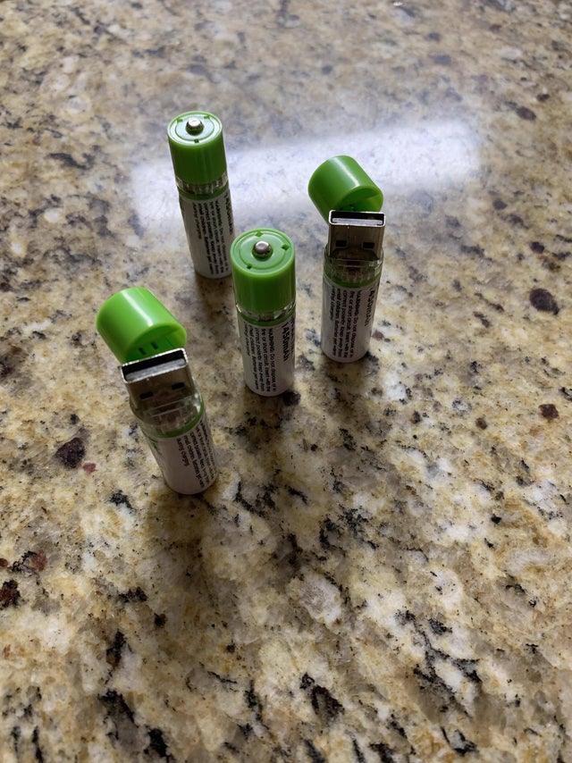 Aceste baterii se incarca prin USB