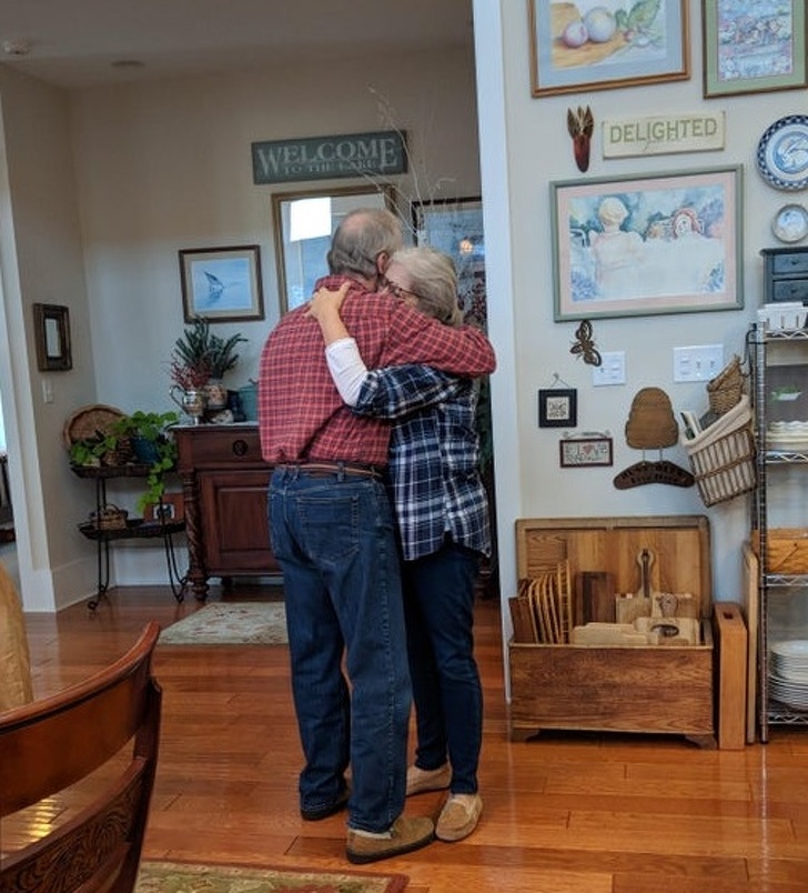 "Parintii mei danseaza pe &#39;I&#39;ll be home for Christmas&#39;, in ziua de Craciun"