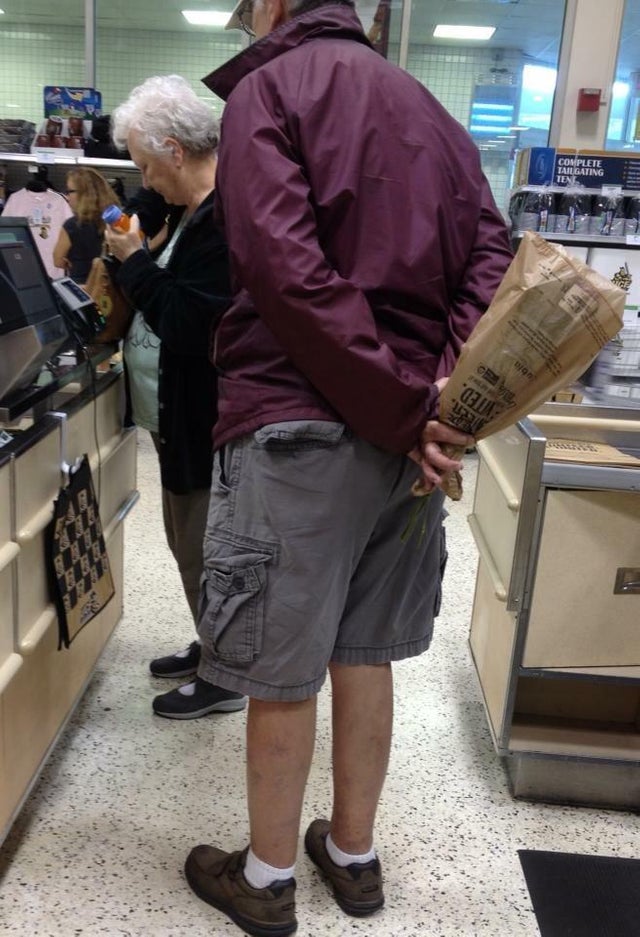 "Acest om a spus ca merge la toaleta, dar a fost sa cumpere flori pentru sotia sa"