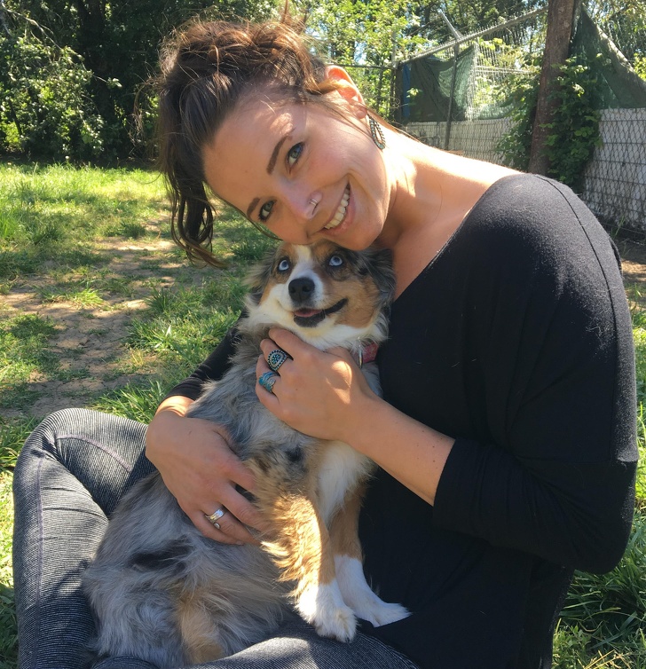 Un caine care abia a fost adoptat isi priveste stapana cu multa iubire