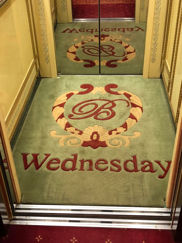 Intr-un hotel din Odessa (Ucraina) se schimba zilnic covorul dintr-un lift, in functie de ziua saptamanii