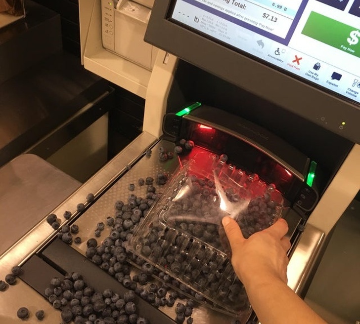 O cutie de afine abia scanata s-a varsat peste tot