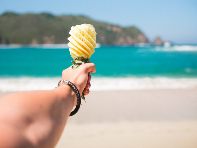 Savurarea unei inghetate pe plaja