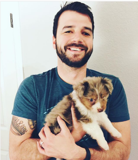 Caine cu un singur ochi, pe care nu il voia nimeni, adoptat de un barbat care vede doar cu un ochi