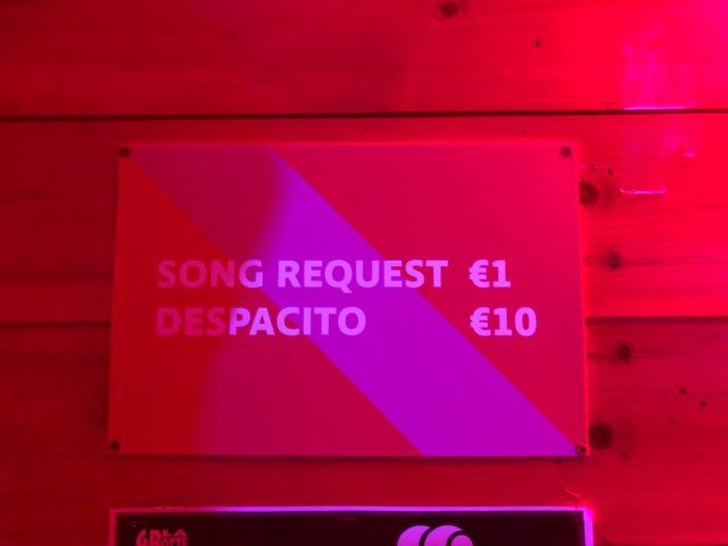 Daca vrei sa asculti orice melodie in acest bar, trebuie sa platesti 1 dolari. Pentru Despacito, pretul creste de 10 ori