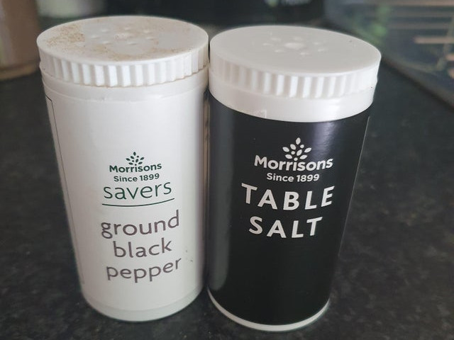 Cineva a sfarsit prin a pune piper in paste, pentru ca acesta era pus in recipientul alb si sarea in cel negru