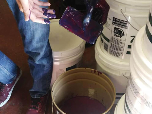 Care erau sansele sa scape telefonul in galeata cu vopsea?