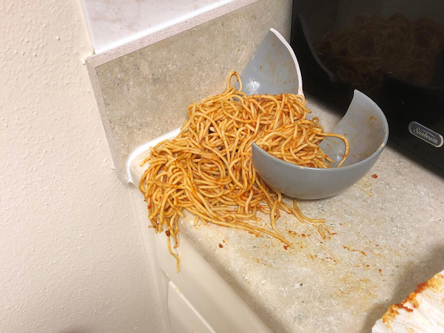Dupa o zi grea la munca, a vrut sa isi incalzeasca o portie de spaghete. Rezultatul: dezastruos