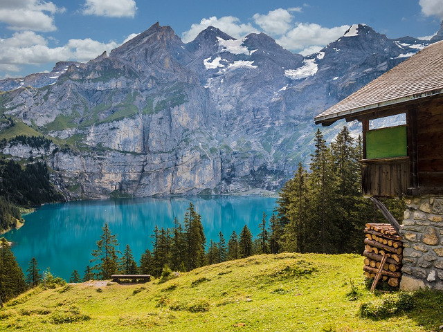 Nu are iesire la mare, dar iubitorii de aventura vor aprecia relieful muntos