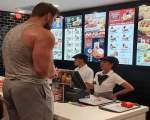 Cel mai inalt bodybuilder, Oliver Richters, la McDonald&#39;s, in Filipine