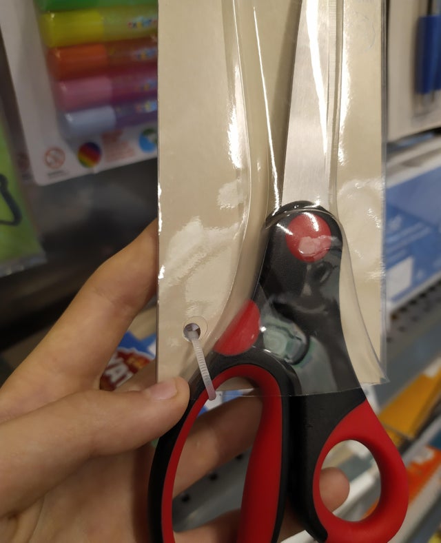 Ca sa desfaci o foarfeca ambalata, ai nevoie o alta foarfeca