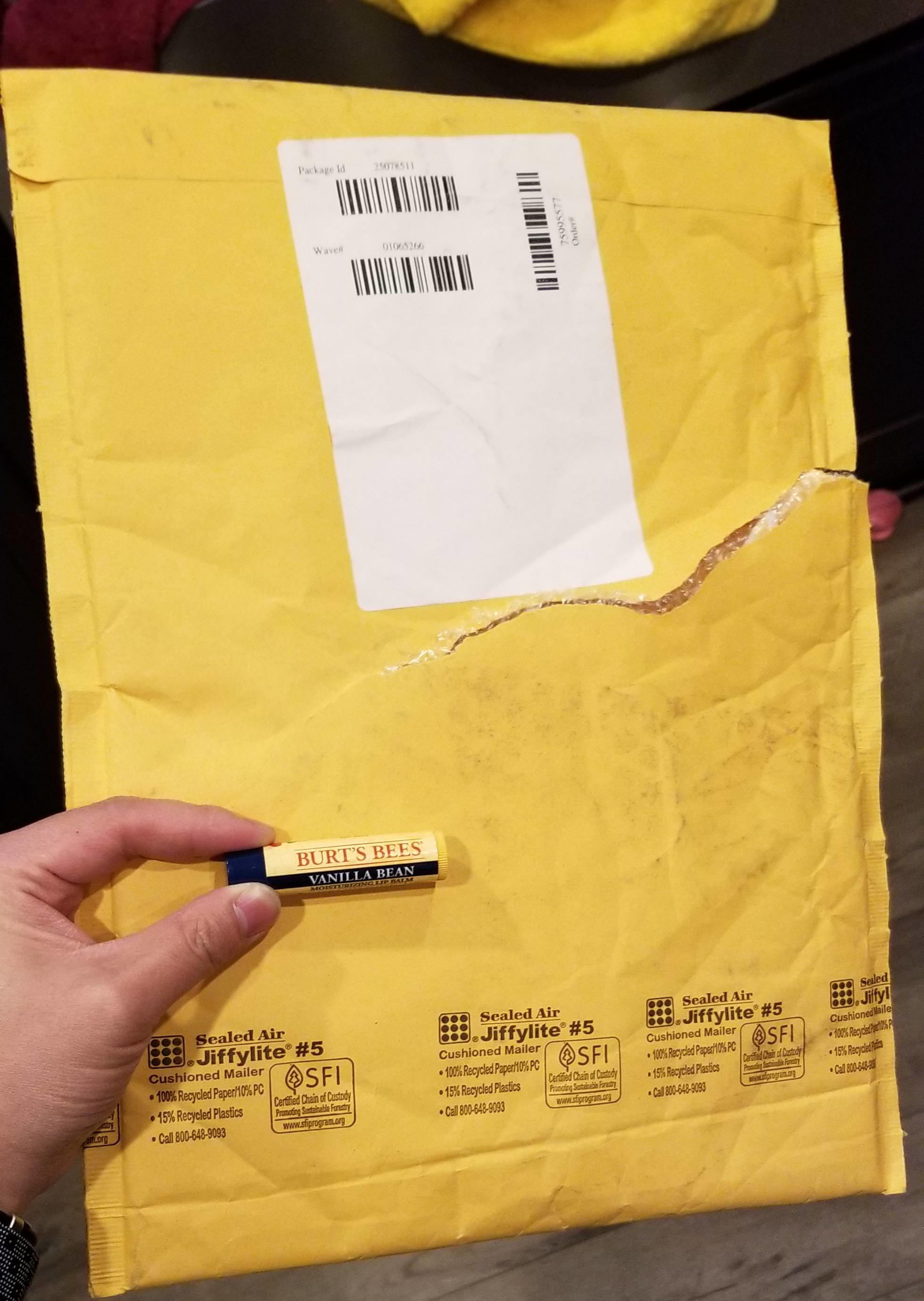 Ambalajul unui strugurel de buze cu siguranta nu ar trebui sa fie asa mare